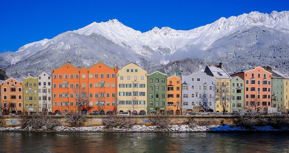 Innsbruck ligt in een vallei van de rivier de Inn tussen bergketens van meer dan 2000 m boven de zeespiegel, halverwege Beieren en Noord-Italië, en is een knooppunt van een regio die populair is om te skiën - maar ook te zeilen!