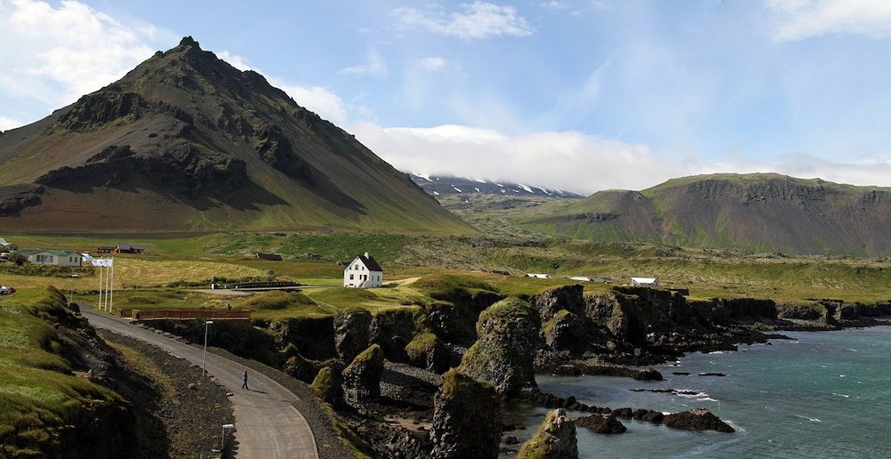 IJsland kent een van de meest indrukwekkende kustgebieden ter wereld. Een rondje om IJsland heen zeilen is dan ook een indrukwekkende ervaring.