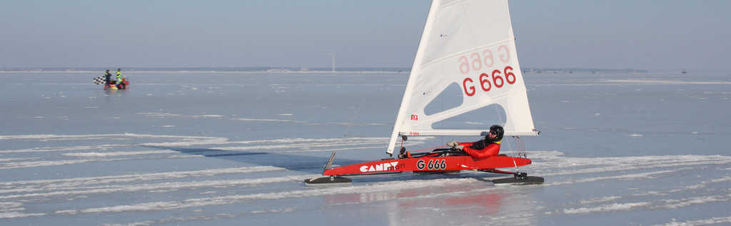 Met ijszeilen bereik je gemakkelijk hoge snelheden op het ijs