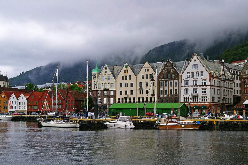 Zeilboten aangemeerd in de in de Noorse stad Stavanger