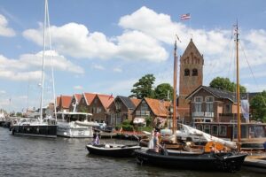 Vrijwel alle pittoreske Friese dorpjes zijn per boot bereikbaar