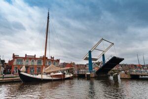 Historische zeilschepen in de haven van Lemmer